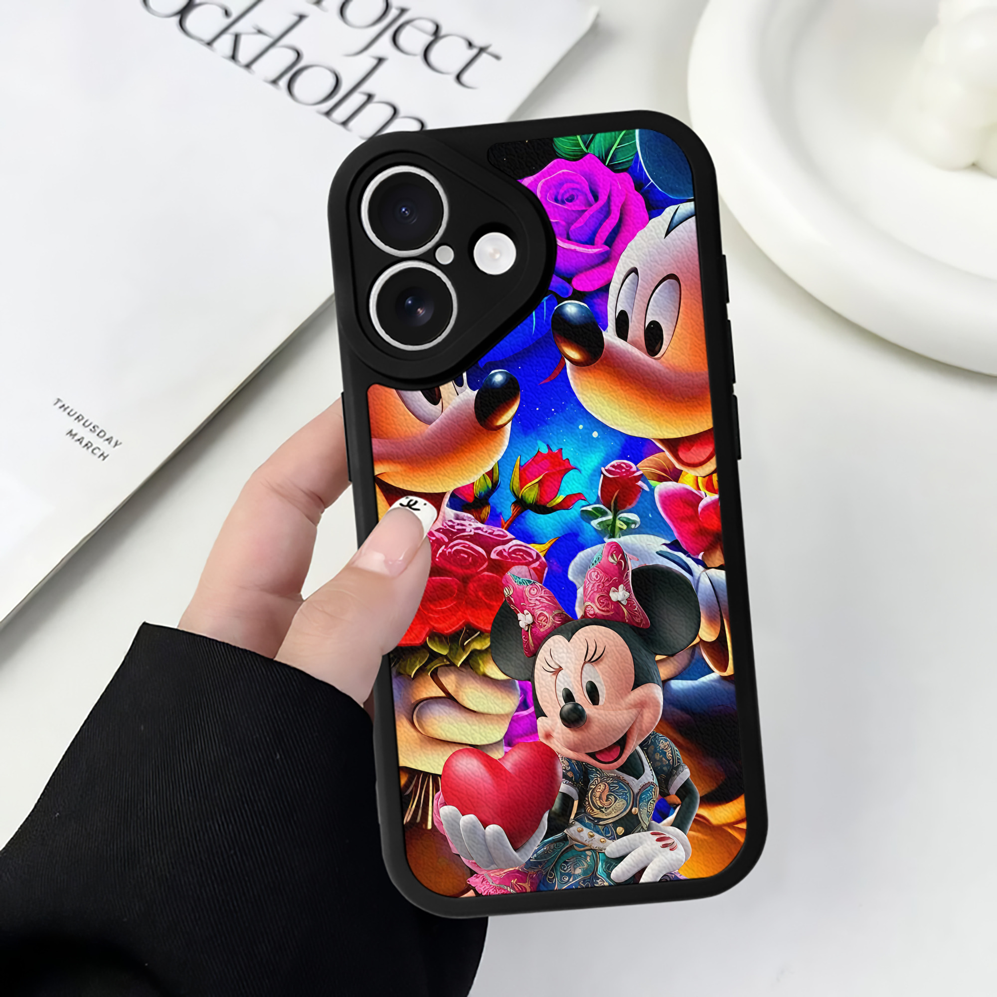（画像用） ミッキーマウス Mickey Mouse 【iPhone 16シリーズ対応】シリコンスマホケース（レザー調） 材質：シリコン